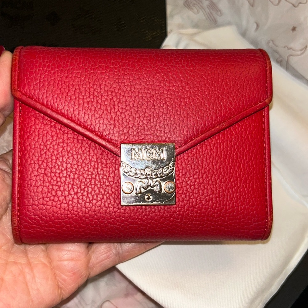 Full inc MCM RED WALLET WITH AUTHENTICITY CARD,BOX AND DUST BAG